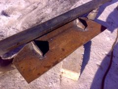 Вварены укосины для добавления жесткости передней стенки площадки.