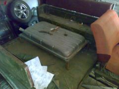 Бак от ГАЗ (51,52,53 ??) в кузове. ~95 литров.