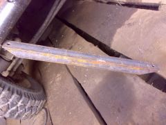 уголок - крепиться к штатным болтам крепления УАЗ-бампера