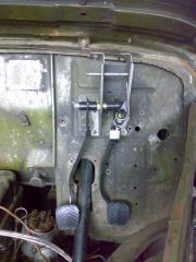 Разметка отверстий - по уровню со стороны моторного отсека