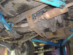 Фотка с боку раздатки и траверсы, в том числе захватили ручник и задний кардан