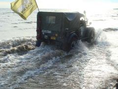 и проплывая мимо, покачиваясь на волнах, уходят в море