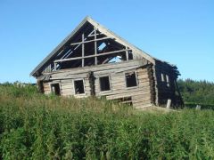 заброшенная деревня на мысе бесов нос. там никто не живет, там вообще электричество отсутствует.