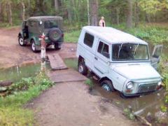 Попытка вытащить севший на "брюхо" ЛУАЗик