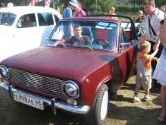 после изготовления копии gaz67 , сделал ваз-копейка кабриолет со складывающейся крышей !двери сильно расширены