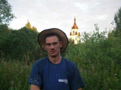 на фоне колокольни Троицкого собора на закате