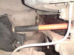 Левый передний амортизатор на месте