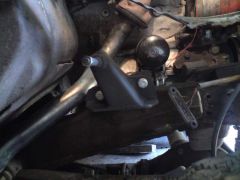 Кронштейн переднего амортизатора установлен
