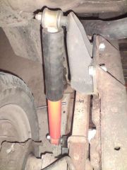 Правый передний амортизатор на месте