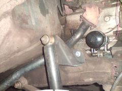 Верхний кронштейн правого переднего амортизатора