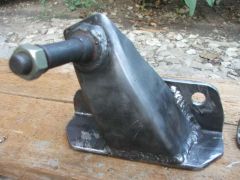 Кронштейн переднего амортизатора