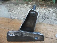 Кронштейн переднего амортизатора (вид сзади)