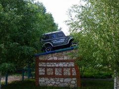 Памятник ГАЗону в Старых Бурасах Саратовской области.