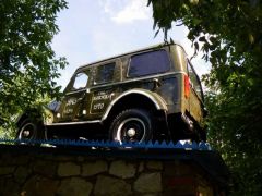 Памятник ГАЗону в Старых Бурасах Саратовской области.