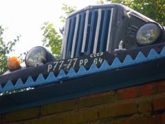 Памятник ГАЗону в Старых Бурасах Саратовской области.