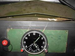 воткнул часы.