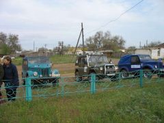 каждому обелиску по веночку