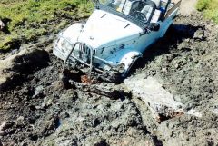 Отсюда меня смог вытащить только трактор Беларусь, который в свою очередь тянула Delica, иначе нос тратора взмывал в воздух.