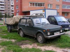 Отшкуреный кузов ночует у подъезда.