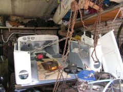 Загрунтованый кузов подвешен на тали над рамой так,что бы она из-под него могла выкатываться. Ждем полной полимеризации эпоксидного грунта.