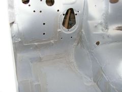 Под стартер пришлось вырезать кусок днища справа.