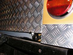 Вот как замечательно держат задний борт петли от дверей Мазды-6