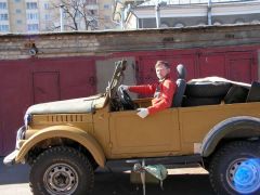 Она поехала! Хотя дверь пока приходится держать рукой-замок еще не вставил.