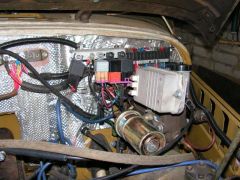 Всю электрику сосредоточил в левом углу моторного отсека. Предполагается закрыть сверху крышкой.