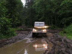 Старичок бодро проехал бездорожье)))