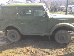 на машине присутствуют элементы крыши...