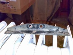 Вот такой достался кронштейн сигнала. Похож на родной - все подходит по крепежу и размерам.