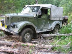 застрял, пробил основной бак, оборвал левый передний амортизатор