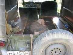 Человек спит в ГАЗоне (компактный человек :-))