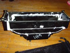 Заделка щелей селиконовым герметиком.