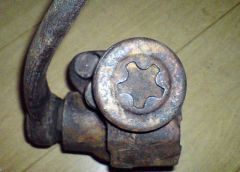 Передний амортизатор - крышка