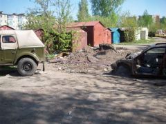 освобождаем гараж от металлолома(готовим  загончик для газончика)