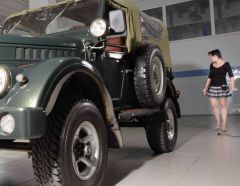 Красивая девушка шила красивый салон машины.