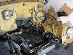 Моторный отсек во время ремонта .