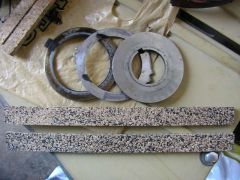 Шайбы упорного подшипника коленвала б/у и новые резино-пробковые прокладки поддона.