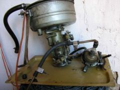 Карабюратор и бензонасос на декор. крышке аккумулятора..