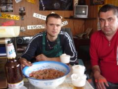 Свежепокрашенную раму обмывали пивком с креветками(замаринованными),