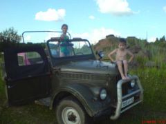 Без передка, пустой по траве буксует